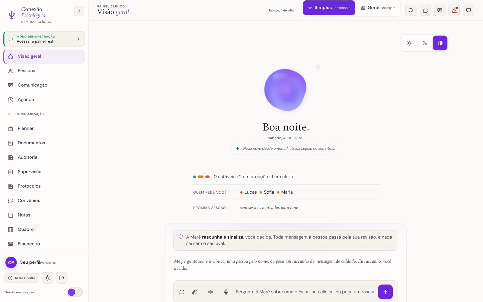 Captura real da Antessala: sidebar com Visão geral ativa, o orbe roxo da Maré ao centro, a saudação Boa noite com data e hora, a linha calma Nada novo desde ontem, o semáforo somado, Quem pede você (Lucas, Sofia, Maria), Próxima sessão e o campo de conversa com a Maré.